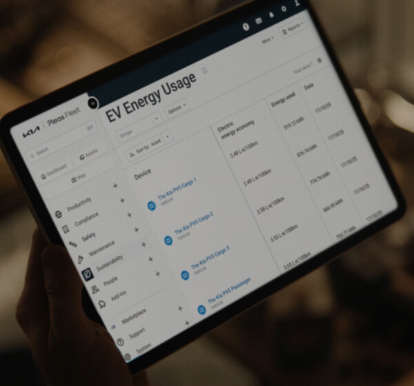 Nahaufnahme eines Tablets mit Kia FMS und Fahrzeugstatusanzeige.